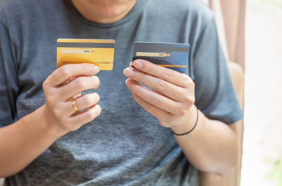 The Pros and Cons of Exclusive Credit Cards